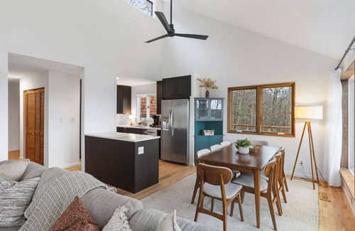 Mountain Creek House | Dream Retreat with Hot Tub, FirePit, Grill and only 15 min to Downtown Chattanooga