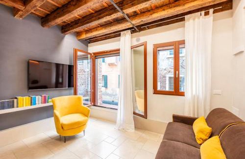 San Marco Apartment | Dream's door with canal view in Venice