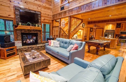 Broken Bow Cabin | Dream Time Retreat COUPLE CABIN. KING bdrm, 2 TWINS, jacuzzi & outdoor HOT TUB