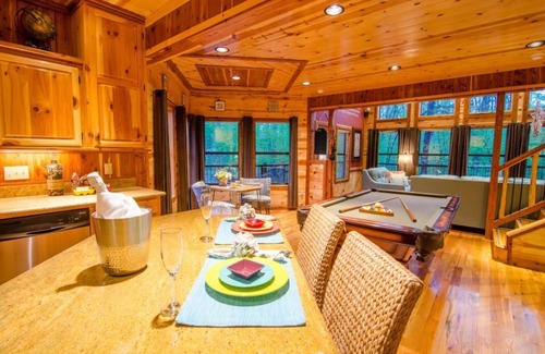 Broken Bow Cabin | Dream Time Retreat COUPLE CABIN. KING bdrm, 2 TWINS, jacuzzi & outdoor HOT TUB