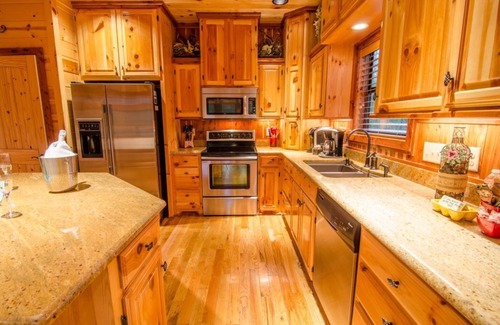 Broken Bow Cabin | Dream Time Retreat COUPLE CABIN. KING bdrm, 2 TWINS, jacuzzi & outdoor HOT TUB