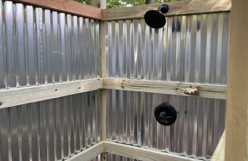 Berryville House | Dream Weaver Vintage Airstream, Hot Tub, Glamping