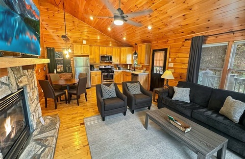 Bryson City Cabin | Dreamcatcher - Free Tour Tix - secluded - Fire Pit and Outdoor Bed Swing