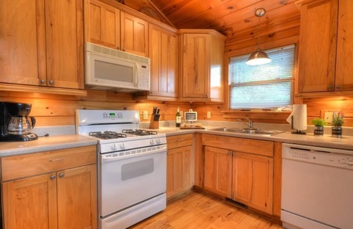 Bryson City Cabin | Dreamcatcher - Free Tour Tix - secluded - Fire Pit and Outdoor Bed Swing