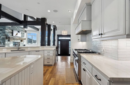 Deer Valley House | DreamView in Deer Valley | Ski-in/Ski-out | Private Hot Tub | 10 Min. to Main St. | Sleeps 10