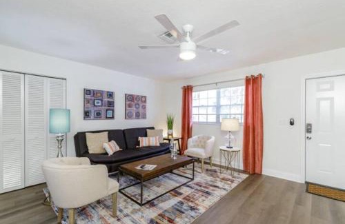 Central Sarasota Apartment | Dreamy Bay Apartment 2bed 1bath with full kitchen and laundry