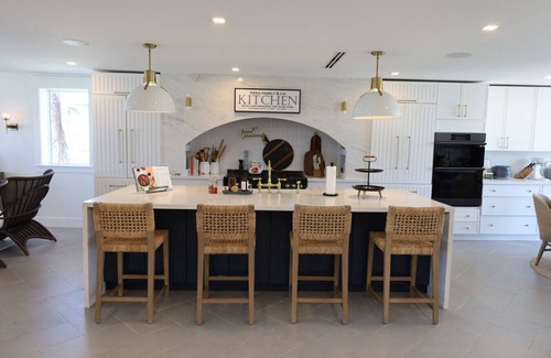 Palm Island Apartment | `Dreamy Beachfront Getaway !`