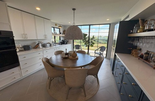 Palm Island Apartment | `Dreamy Beachfront Getaway !`