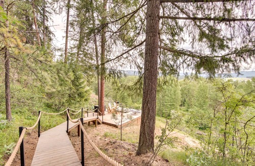Cle Elum Cabin | Dreamy Cle Elum Cabin: Hot Tub, Riverfront, Views!
