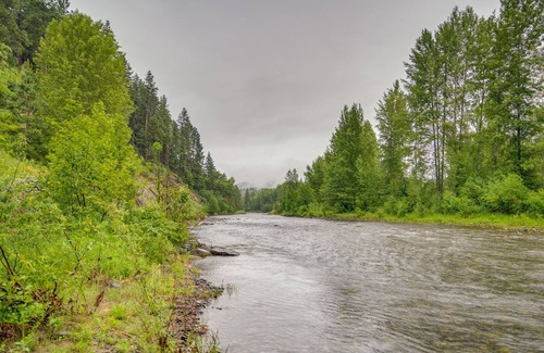 Cle Elum Cabin | Dreamy Cle Elum Cabin: Hot Tub, Riverfront, Views!