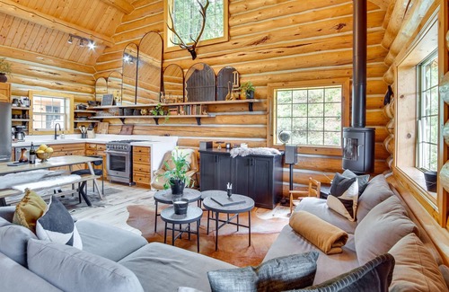 Cle Elum Cabin | Dreamy Cle Elum Cabin: Hot Tub, Riverfront, Views!