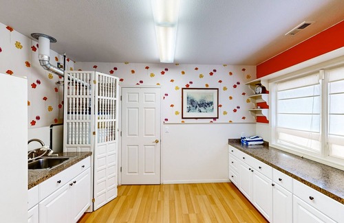 Hayden View Estates House | Dreamy lakefront gem with dock, water frontage, large deck & fast WiFi