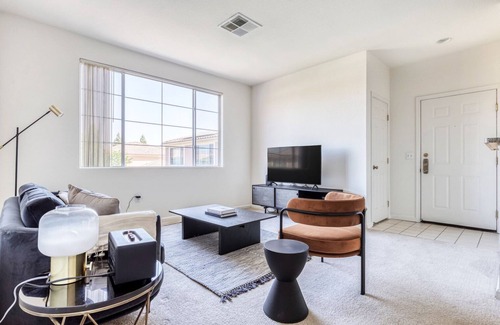 South San Jose Apartment | Dreamy San Jose 2BR w/Gym, Pool, W/D, near highways + VTA, by Blueground
