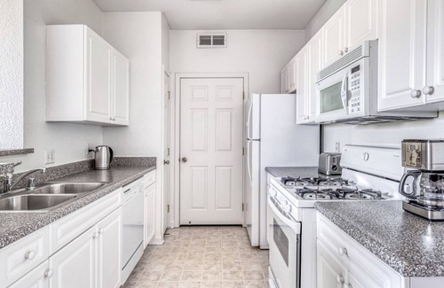 South San Jose Apartment | Dreamy San Jose 2BR w/Gym, Pool, W/D, near highways + VTA, by Blueground