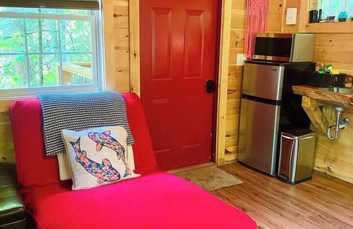 Copperhill Apartment | Dreamy Treehouse Getaway ~Dog Friendly~Disc Golf