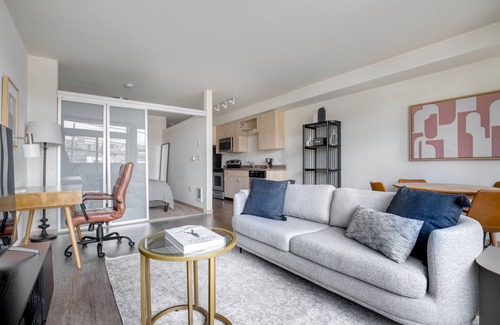 Wallingford Apartment | Dreamy Wallingford 1BR w/W/D & Rooftop, nr 99 & I-5, by Blueground