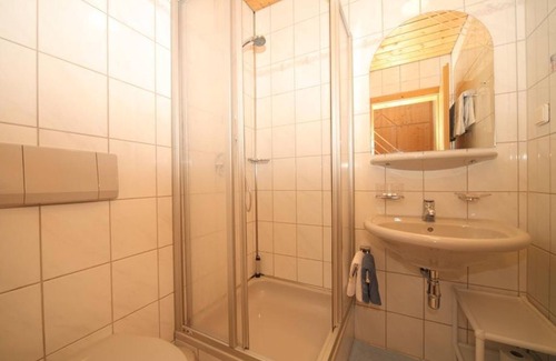 Haus im Ennstal Bed & Breakfast | Dreibettzimmer mit Bad, WC - HP - Golf- und Skipension Krug