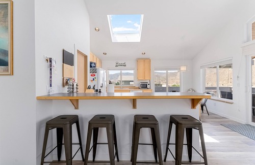 Orondo House | Drift Away Lake House | House in Orondo with lake view deck, pool, putting green