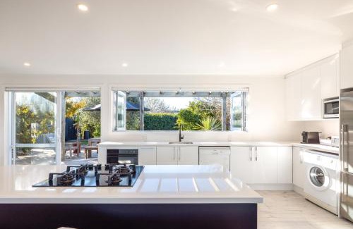 Blackpool Villa | Driftwood Beach House with Spa Pool - Absolute Beachfront!