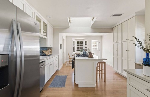 East Mesa House | Driftwood Club - 5bd, BBQ, Minutes from Beach