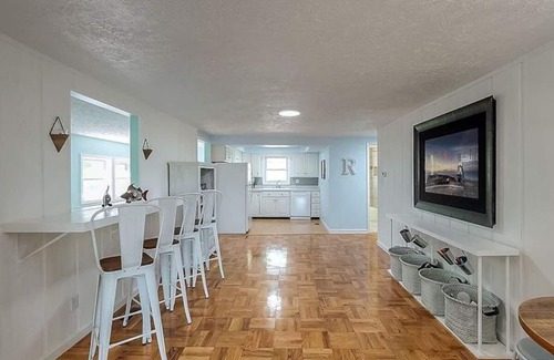 Bronston House | Driftwood Cottage Lake Cumberland Retreat with hot tub & water access!