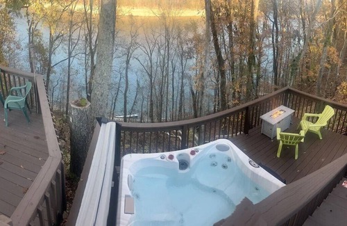 Bronston House | Driftwood Cottage Lake Cumberland Retreat with hot tub & water access!