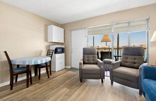 Isles of Capri Apartment | Driftwood Landing 15