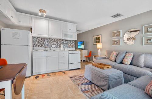 Isles of Capri Apartment | Driftwood Landing 9