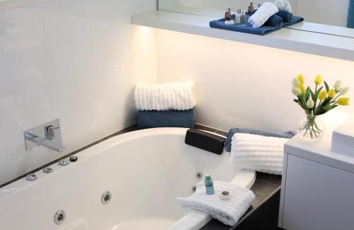 Cowes House | Driftwood - Luxury Spa Cottage for Two