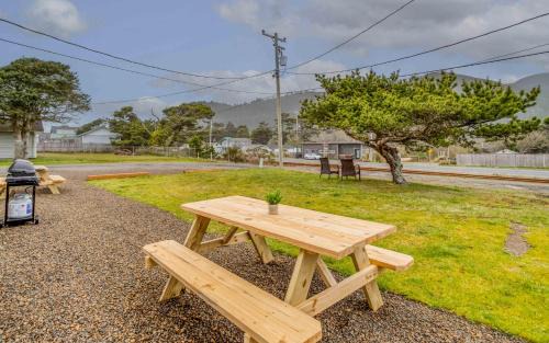 Rockaway Beach House | Driftwood - Meredith Lodging