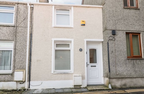 Porthmadog Cottage | DRIFTWOOD TERRACE, pet friendly, with a garden in Porthmadog
