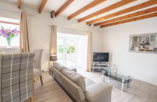 Thornhill Cottage | Drumlanrig Cottage - Sleeps 4 in 2 bedrooms with own hot tub
