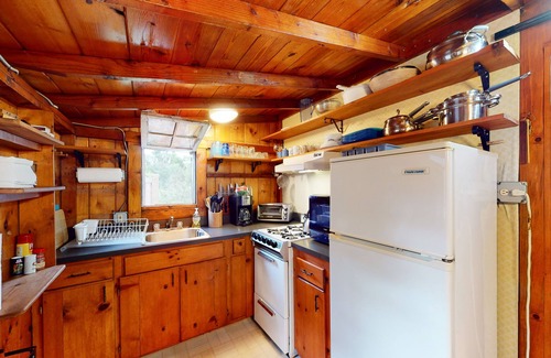 Wellfleet Cottage | Drummer Cove Gem | Cottage in Wellfleet with patio, steps from the cove