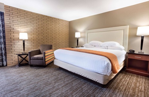 Waldron Hotel | Drury Inn & Suites Kansas City Airport
