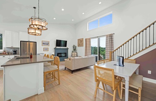 Dry Ridge House | Dry Ridge Retreat - Near Ark - with Hot Tub