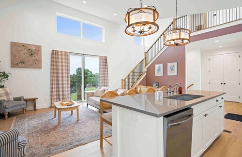 Dry Ridge House | Dry Ridge Retreat - Near Ark - with Hot Tub
