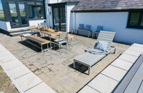 Llanfaethlu Cottage | Dryll y Gro - an on the beach that sleeps 11 guests in 5 bedrooms