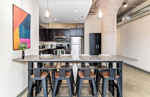 Warehouse District Apartment | DT 2KBD 2BA Steps from Target Field+ Gym + Kitchen + Laundry