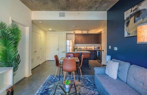 Evans Churchill Apartment | DT Apt Near Airport with Pool+Gym+Free Parking+W/D