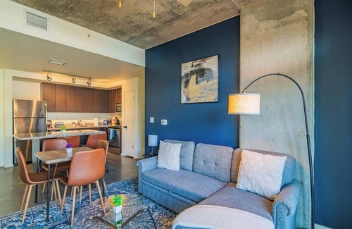 Evans Churchill Apartment | DT Apt Near Airport with Pool+Gym+Free Parking+W/D