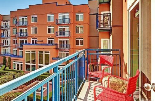Belltown House | DT Designer's 2BR Condo Parking Tub Pool - 99 walk score