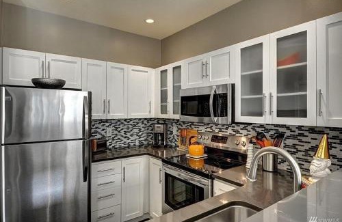 Belltown House | DT Designer's 2BR Condo Parking Tub Pool - 99 walk score