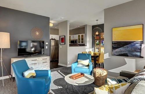 Belltown House | DT Designer's 2BR Condo Parking Tub Pool - 99 walk score