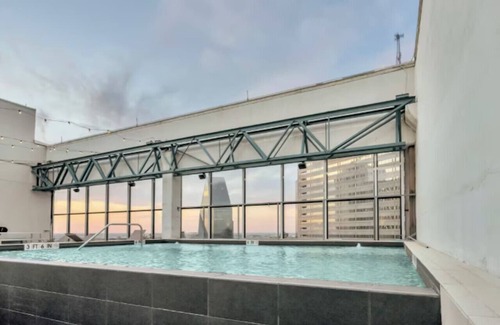 Downtown Dallas Apartment | DT Lux 1 Bed | 976sqft | 26th Floor | Gym | Pool