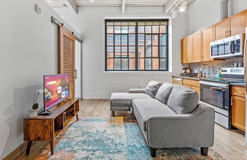 Downtown Cleveland Apartment | DT Luxe Comfy & Huge Loft, Wi-Fi, Parking, Cafe
