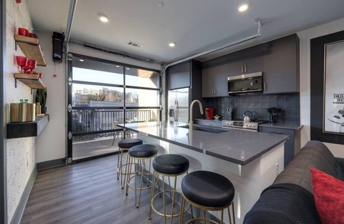 Rolling Mill Hill Condo | DT Nashville Walk to Broadway 2 Bedrooms Sleeps 8