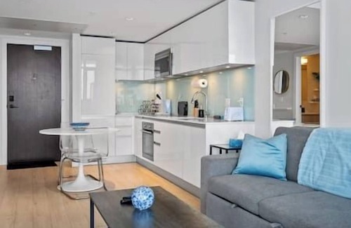 Victoria Park Apartment | DT Views | AC | Pullout Couch | Mins to Saddledome
