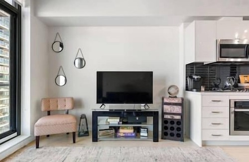Beltline Apartment | DT Views | Pool | Gym | AC | Mins to Saddledome
