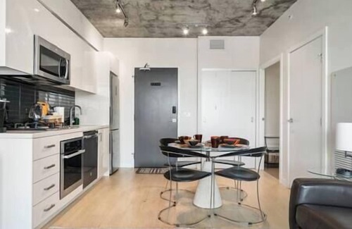 Beltline Apartment | DT Views | Pool | Gym | AC | Mins to Saddledome