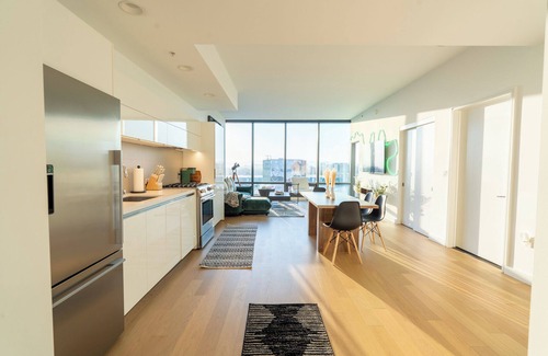 Glendale Condo | DTLA Elevated Living Luxury High Rise Unit w/Free Parking